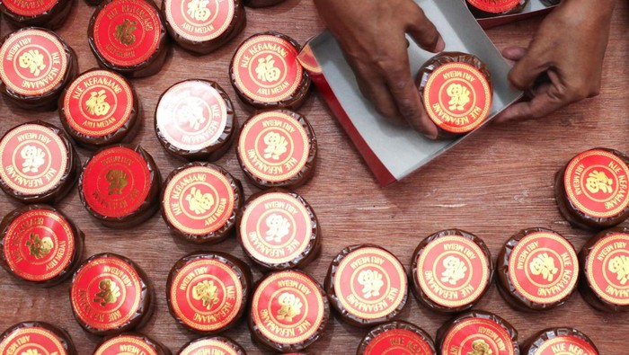 Mengintip Produksi Kue Keranjang Jelang Imlek Pekerja melabel kue keranjang sebelum dikemas di rumah industri kue keranjang di Surabaya, Jawa Timur, Rabu (15/1/2025). Kue keranjang yang merupakan kue khas perayaan Tahun Baru Imlek itu berbahan dari tepung beras ketan, gula pasir dan bahan-bahan lainnya dan dijual ke sejumlah daerah dengan harga Rp20 ribu sampai Rp36 ribu per kemasan tergantung beratnya. ANTARA FOTO/Didik Suhartono/foc.