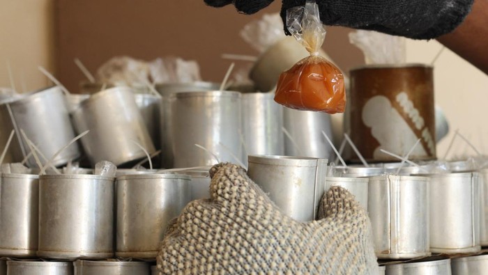 Mengintip Produksi Kue Keranjang Jelang Imlek Pekerja melabel kue keranjang sebelum dikemas di rumah industri kue keranjang di Surabaya, Jawa Timur, Rabu (15/1/2025). Kue keranjang yang merupakan kue khas perayaan Tahun Baru Imlek itu berbahan dari tepung beras ketan, gula pasir dan bahan-bahan lainnya dan dijual ke sejumlah daerah dengan harga Rp20 ribu sampai Rp36 ribu per kemasan tergantung beratnya. ANTARA FOTO/Didik Suhartono/foc.