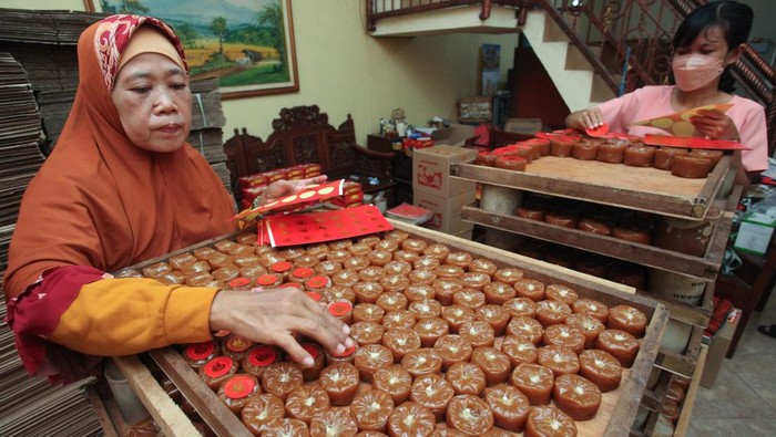 Mengintip Produksi Kue Keranjang Jelang Imlek Pekerja melabel kue keranjang sebelum dikemas di rumah industri kue keranjang di Surabaya, Jawa Timur, Rabu (15/1/2025). Kue keranjang yang merupakan kue khas perayaan Tahun Baru Imlek itu berbahan dari tepung beras ketan, gula pasir dan bahan-bahan lainnya dan dijual ke sejumlah daerah dengan harga Rp20 ribu sampai Rp36 ribu per kemasan tergantung beratnya. ANTARA FOTO/Didik Suhartono/foc.