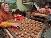 Mengintip Produksi Kue Keranjang Jelang Imlek