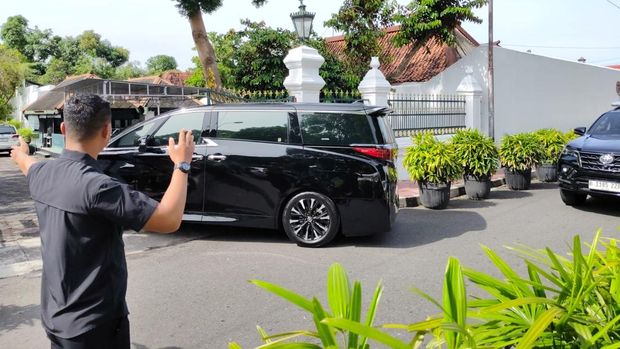 Mobil yang ditumpangi Jokowi memasuki kompleks Keraton Jogja, Rabu (15/1/2025).