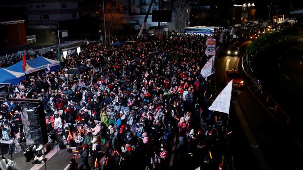 Supporters gather near the official residence of the impeached South Korean President Yoon Suk Yeol in Seoul, South Korea, January 15, 2025. REUTERS/Tyrone Siu