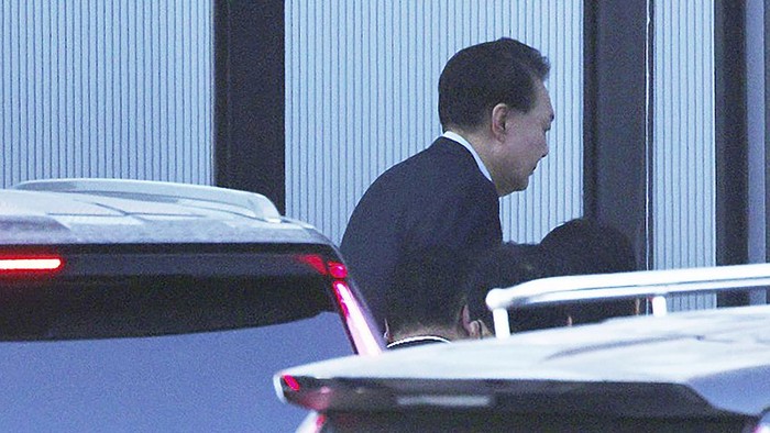 Impeached South Korean President Yoon Suk Yeol arrives at the Corruption Investigation Office for High-ranking Officials in Gwacheon, South Korea, Wednesday, Jan. 15, 2025. (Korea Pool via AP)