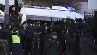 Dilansir kantor berita AFP, Rabu (15/1/2025), reporter AFP sebelumnya sempat menyaksikan keributan singkat di gerbang kediaman Yoon, tempat para pendukung garis keras Yoon berkemah untuk melindunginya. Keributan antara pendukung Yoon dan polisi tersebut terjadi saat para petugas pertama kali bergerak menuju kompleks kediaman Yoon. (AP Photo/Lee Jin-man)