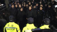 Sejumlah anggota parlemen dari partai berkuasa, Partai Kekuatan Rakyat yang menaungi Yoon, juga bergegas ke lokasi dalam upaya yang jelas untuk membelanya. (AP Photo/Lee Jin-man)