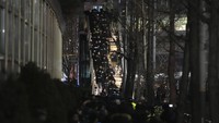 Polisi dan petugas CIO mulai mengeluarkan mereka secara paksa dari pintu masuk, demikian Yonhap News TV melaporkan. (AP Photo/Lee Jin-man)