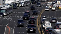 Iring-iringan mobil yang diyakini membawa Presiden Korea Selatan yang dimakzulkan Yoon Suk Yeol menyusul penangkapannya melaju di sebuah jalan di Seoul, Korea Selatan, Rabu (15/1/2025). (REUTERS/Tyrone Siu)