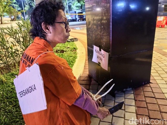 Nanang Gimbal Irawan memperagakan adegan saat menusuk Sandy Permana