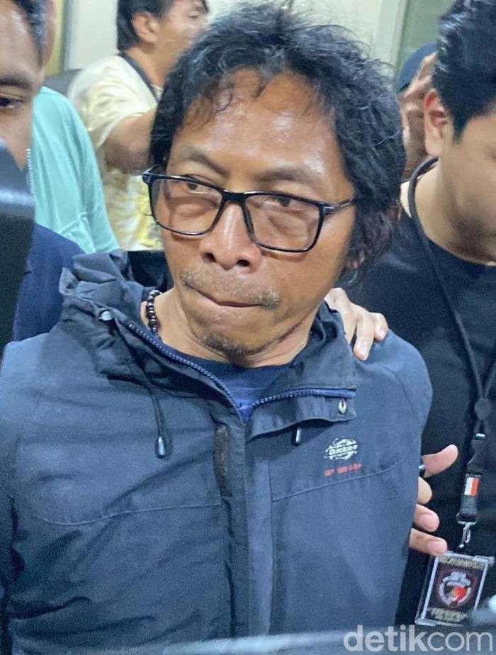 Nanang Gimbal, pembunuh Sandy Permana tiba di Polda Metro Jaya (Wildan N/detikcom) Nanang Gimbal, pembunuh Sandy Permana tiba di Polda Metro Jaya (Wildan N/detikcom)
