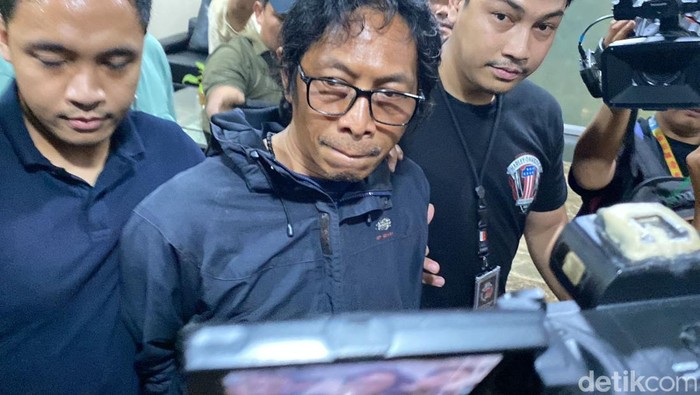 Nanang Gimbal, pembunuh Sandy Permana tiba di Polda Metro Jaya (Wildan N/detikcom)