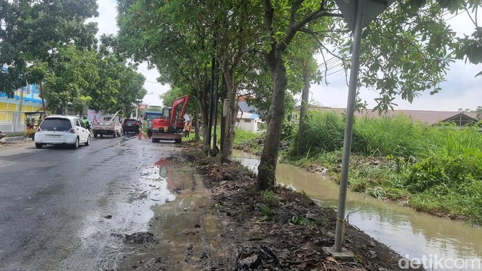 Normalisasi saluran air di dekat Perumahan PPS Gresik