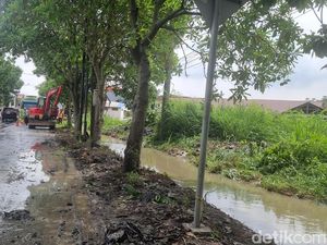 Tergenang Tiap Hari, Saluran Air Dekat Perumahan PPS Gresik Dibongkar