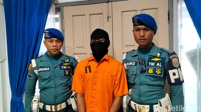 Oknum TNI AL berinisial A (23) pembunuh wanita muda di Sorong, saat mengenakan baju tahanan. Paulus Pulo/detikcom