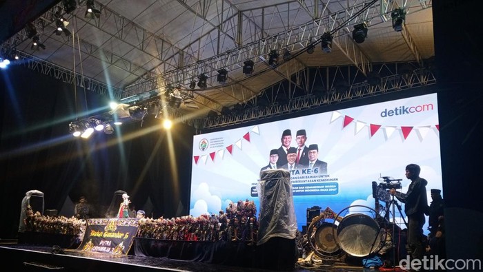 Pagelaran wayang golek di peringatan Hari Desa Nasional di Desa Cisaat, Kecamatan Ciater, Kabupaten Subang, Jawa Barat, Selasa (14/1/2025) malam.