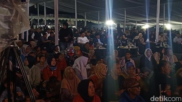 Pagelaran wayang golek di peringatan Hari Desa Nasional di Desa Cisaat, Kecamatan Ciater, Kabupaten Subang, Jawa Barat, Selasa (14/1/2025) malam.