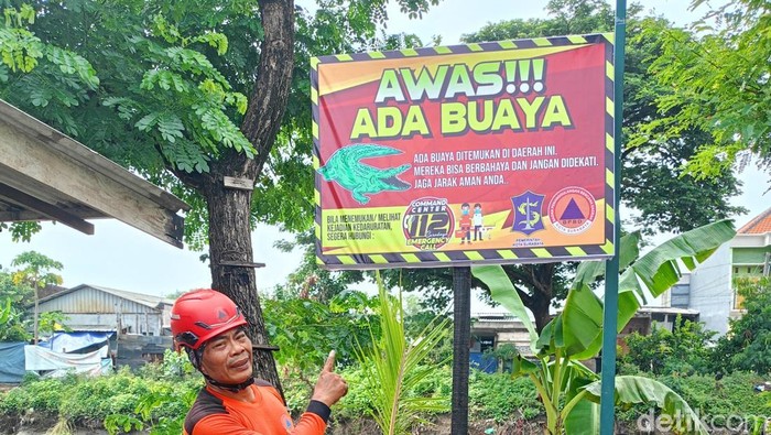 Papan peringatan agar masyarakat waspada keberadaan buaya sudah terpasang di Sungai Wonorejo, Surabaya.
