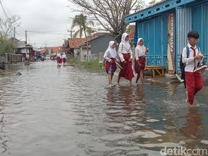 Keluh Siswa di Eretan Indramayu. Sekolah Sering Libur Gara-gara Banjir