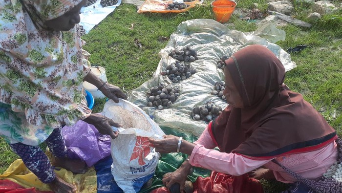Pasar barter di Fakfak