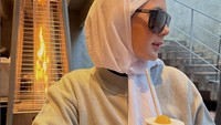 Liburan tanpa ditemani kedua putranya, Paula habiskan banyak waktu coba aneka kafe yang punya beragam dessert enak di sini. Foto: Instagram @paula_verhoeven