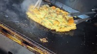 Sempat jajan pajeon atau pancake ala Korea, Paula lebih suka menyebutnya sebagai bala-bala atau bakwan khas Korea. Foto: Instagram @paula_verhoeven