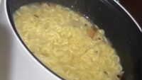 Ngidam makan ramen ala Korea tapi takut tidak halal, akhirnya Paula memutuskan masak ramen sendiri di penginapannya. Foto: Instagram @paula_verhoeven