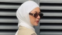 Selalu tampil modis, begini gaya model Paula ketika ngopi sekaligus menunjukkan pakaiannya. Foto: Instagram @paula_verhoeven