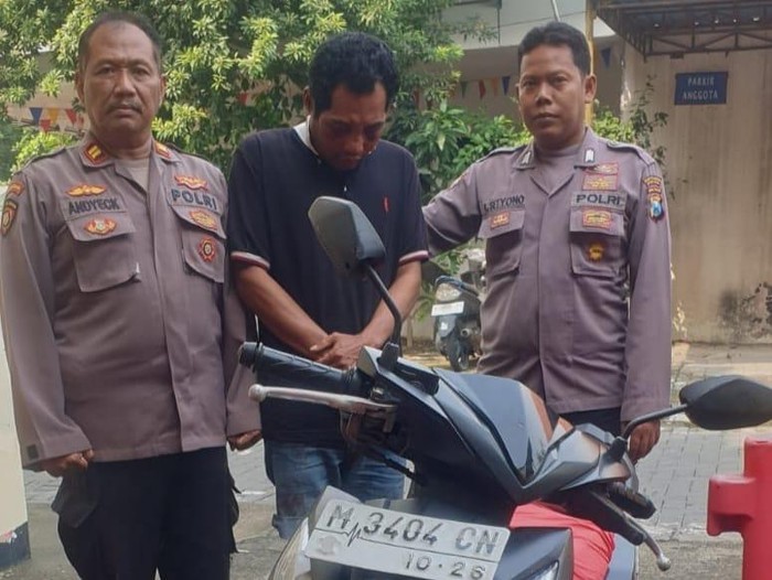 Pelaku jambret kalung emas pelajar di Surabaya saat ditangkap polisi