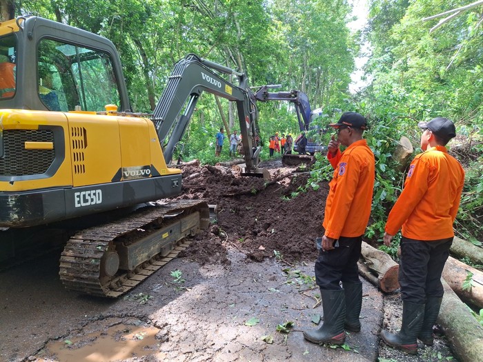 Pembersihan material longsor di Malang