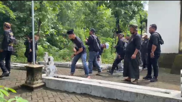 Pembongkaran makan palsu ulama di Ngawi yang dilakukan kelompok Pejuang Walisongo