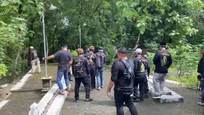 Pembongkaran makan palsu ulama di Ngawi yang dilakukan kelompok Pejuang Walisongo