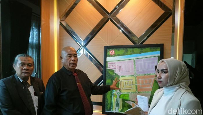 Pemilik lahan jalan akses Perumahan Kota Modern Sriwijaya (KMS) Moty Khan menjelaskan batas lahan miliknya dengan perumahan.