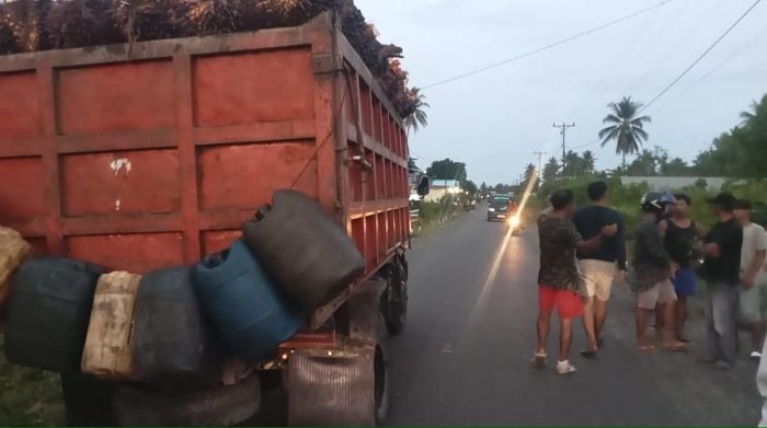 Pemotor lansia di Banggai tewas tabrakan dengan truk.