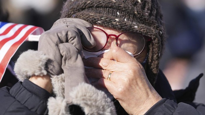 Pendukung Menangis Saat Presiden Korsel Yoon Suk Yeol Ditangkap A supporter of impeached South Korean President Yoon Suk Yeol reacts during a rally to oppose his impeachment near the presidential residence in Seoul, South Korea, Wednesday, Jan. 15, 2025. (AP Photo/Lee Jin-man)