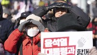 Presiden Korea Selatan Yoon Suk Yeol resmi ditangkap oleh penyidik di rumah dinas kepresidenan di kawasan Gwacheon, Seoul, Rabu (15/1/2025).
