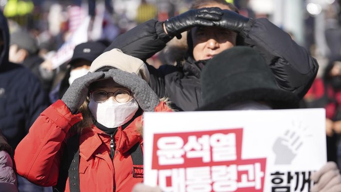 Pendukung Menangis Saat Presiden Korsel Yoon Suk Yeol Ditangkap A supporter of impeached South Korean President Yoon Suk Yeol reacts during a rally to oppose his impeachment near the presidential residence in Seoul, South Korea, Wednesday, Jan. 15, 2025. (AP Photo/Lee Jin-man)