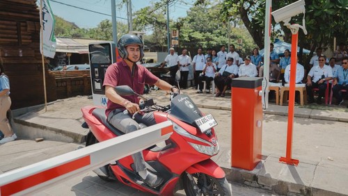 Penerapan sistem parkir nontunai di Areal Parkir Samping Skate Park, Pantai Kuta, Rabu (15/1/2025).  (Dok. Pemkab Badung)