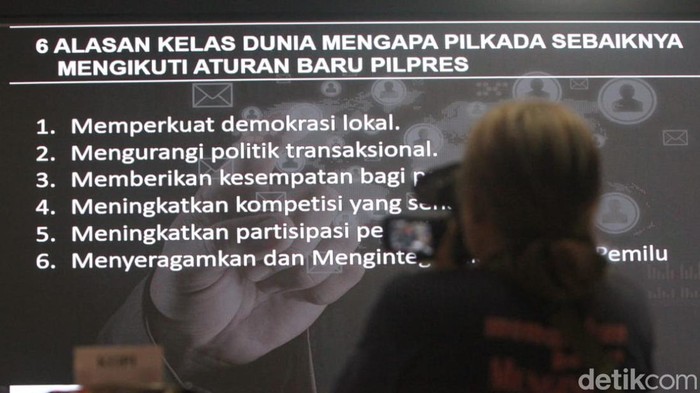 Penghapusan presidential threshold atau ambang batas pencalonan presiden 20 persen kursi DPR oleh MK direspon positif masyarakat. Hal itu terlihat dalam survei LSI Denny JA.