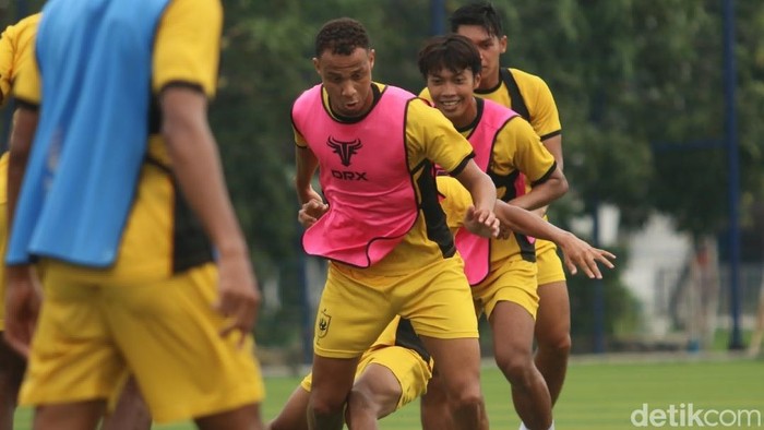 Penyerang PSIS, Gustavo Souza (depan) dalam sesi latihan di lapangan Wisesa, Mranggen, Rabu (15/1/2025).