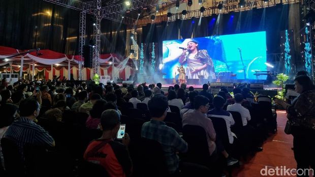 Perayaan Natal di Balai Kota Surabaya