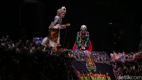 Ki Dalang Dadan Sunandar saat memainkan wayang di Lapangan Zidane Zidan, Subang, Selasa (14/1/2025).