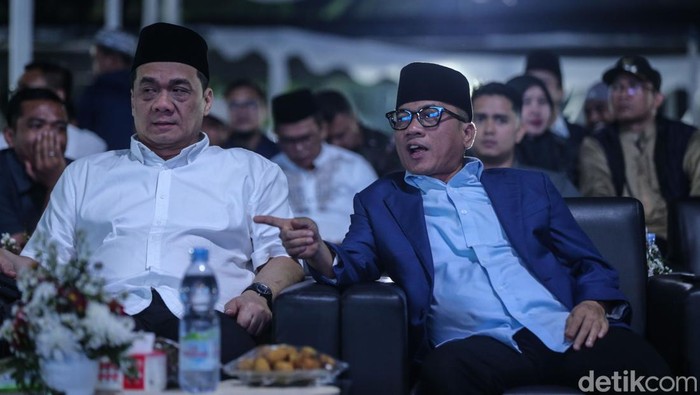 Ki Dalang Dadan Sunandar saat memainkan wayang di Lapangan Zidane Zidan, Subang, Selasa (14/1/2025).