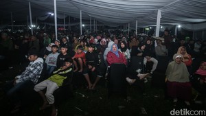 Terbukti meski cuaca cukup dingin warga tetap berbondong-bondong datang ke lapangan untuk menyaksikan pegelaran wayang. 