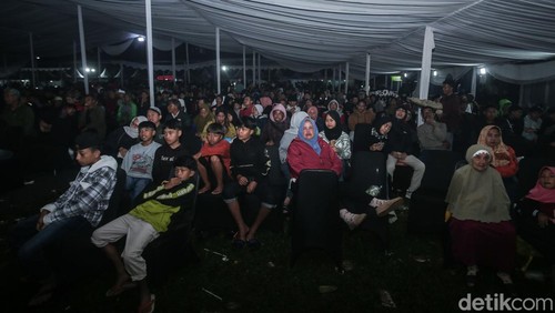 Ki Dalang Dadan Sunandar saat memainkan wayang di Lapangan Zidane Zidan, Subang, Selasa (14/1/2025).