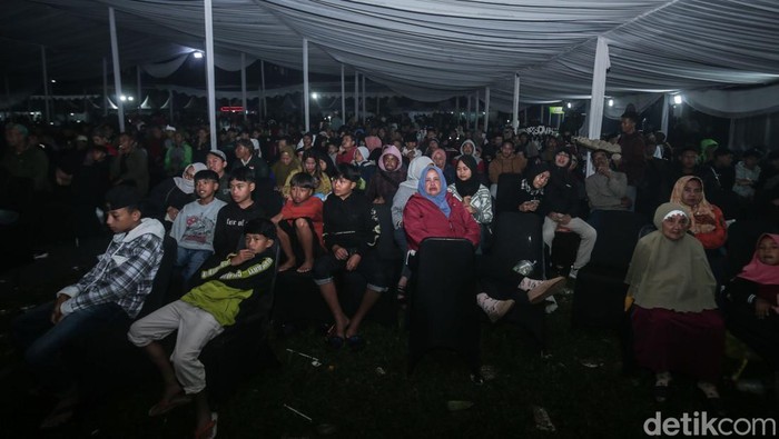Ki Dalang Dadan Sunandar saat memainkan wayang di Lapangan Zidane Zidan, Subang, Selasa (14/1/2025).