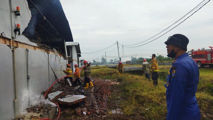 Petugas Damkar saat emmadamkan api di kandang ayam