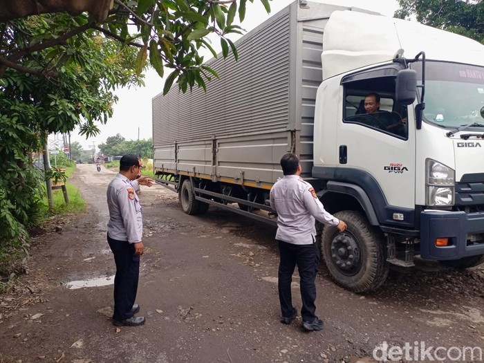 Petugas Dishub Kabupaten Cirebon saat sidak kendaraan berat di Jalan Desa Suci