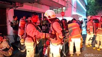 Sebanyak 9 orang yang terjebak di lantai 9 Glodok Plaza berhasil dievakuasi sejak tadi malam. (Foto: Taufiq Syarifudin/detikcom)