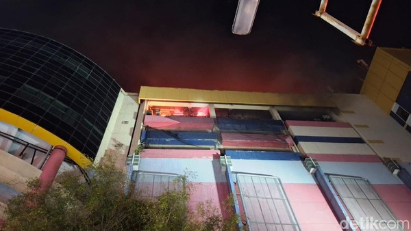 7 Orang Masih Terjebak di Lantai 7 Glodok Plaza yang Terbakar