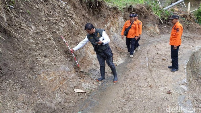 Petugas PVMBG saat mengecek tanah gerak di Trenggalek