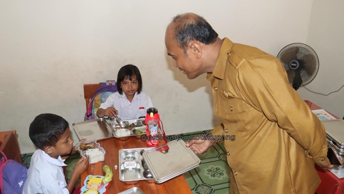 Pj Wali Kota Kupang, Linus Lusi, saat memantau langsung program Makan Bergizi Gratis di Kota Kupang, NTT, belum lama ini. (Foto: Istimewa)